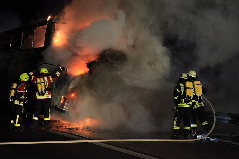 Ein Reisebus aus den Niederlanden steht auf der A8 in Richtung München in Flammen. Die Bilder vom Feuerwehreinsatz.