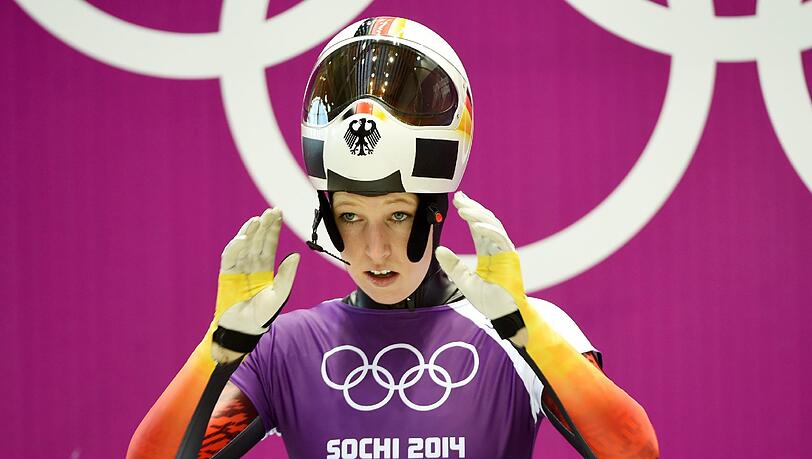 Anja Huber hat nach zwei Läufen bereits 0,86 Sekunden Rückstand auf einen Bronze-Rang. Anja Huber hat nach zwei Läufen bereits 0,86 Sekunden Rückstand auf einen Bronze-Rang.
