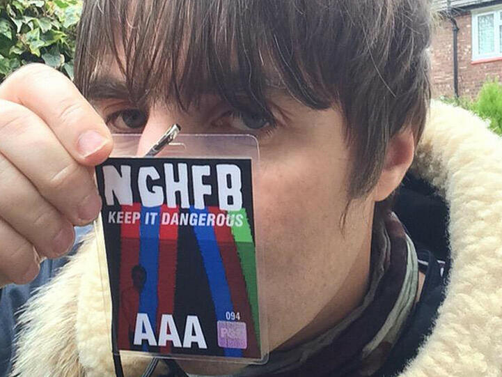 Stolz hält Liam Gallagher seinen "Access All Areas"-Pass in die Höhe