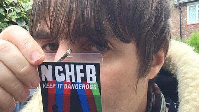 Stolz hält Liam Gallagher seinen "Access All Areas"-Pass in die Höhe Stolz hält Liam Gallagher seinen "Access All Areas"-Pass in die Höhe