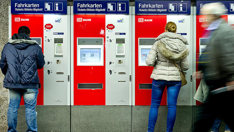Zumindest was den Fernverkehr angeht, müssen Bahn-Kunden im neuen Jahr nicht tiefer in die Tasche greifen. Zumindest was den Fernverkehr angeht, müssen Bahn-Kunden im neuen Jahr nicht tiefer in die Tasche greifen.