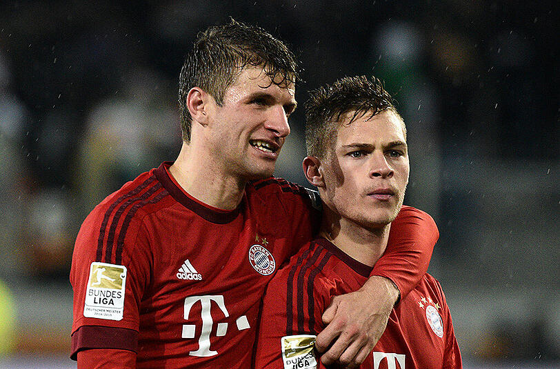 Joshua Kimmich und Thomas Müller müssen heute von der Bank aus zuschauen.