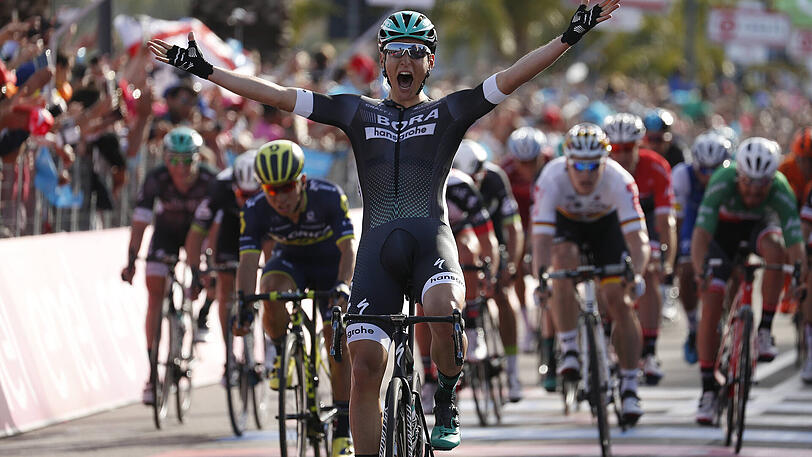 Jubel über seinen ersten Triumph bei den Profis: Lukas Pöstlberger gewinnt die erste Etappe des Giro d'Italia.