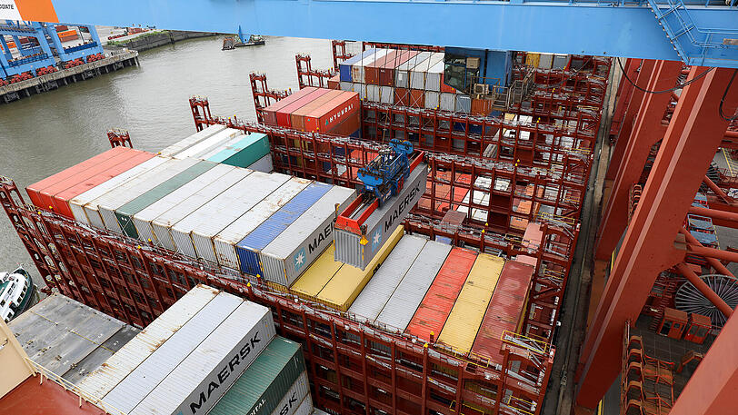 Das Containerschiff "Munich Maersk" wird in Hamburg entladen. Der Hafen wächst nicht mehr und verliert Ladung an Konkurrenzhäfen.