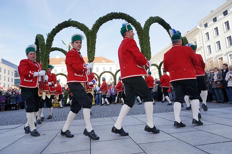 Laube, Kreuz, Schlange und Krone - das sind nur einige der Formationen, die die Schäffler auf Lager haben. Hier die Bilder vom traditionellen Tanz am Marienplatz vor Oberbürgermeister Dieter Reiter und später am Wittelsbacherplatz.