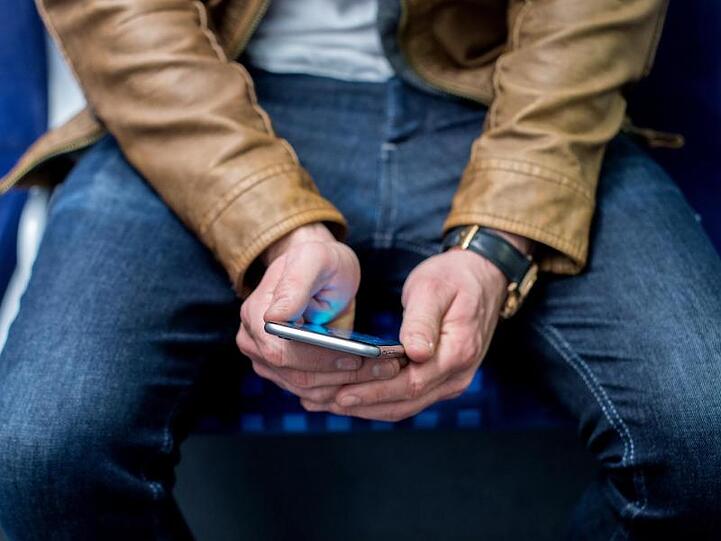 Bei Jugendlichen und jungen Erwachsenen ist die Nutzung mobiler Kommunikationsdienste mittlerweile fast flächendeckend verbreitet.