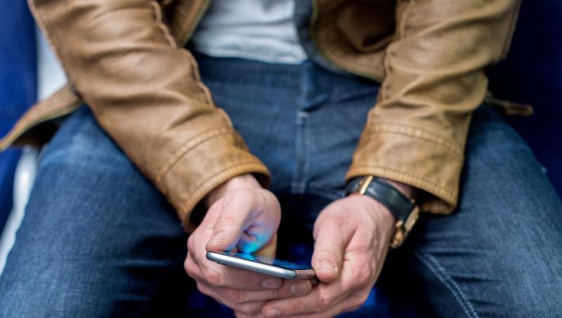 Bei Jugendlichen und jungen Erwachsenen ist die Nutzung mobiler Kommunikationsdienste mittlerweile fast flächendeckend verbreitet. Bei Jugendlichen und jungen Erwachsenen ist die Nutzung mobiler Kommunikationsdienste mittlerweile fast flächendeckend verbreitet.