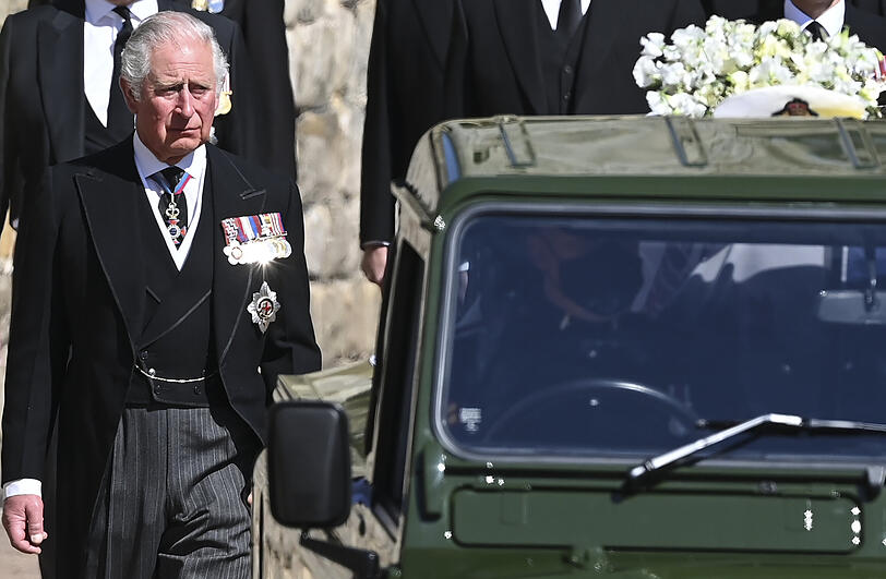 Schwerer Gang: Thronfolger Prinz Charles hinter dem Sarg seines toten Vaters