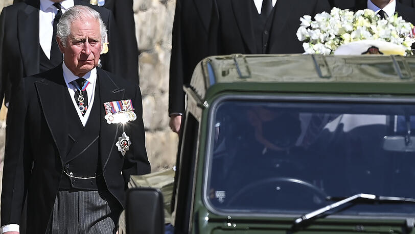 Schwerer Gang: Thronfolger Prinz Charles hinter dem Sarg seines toten Vaters Schwerer Gang: Thronfolger Prinz Charles hinter dem Sarg seines toten Vaters