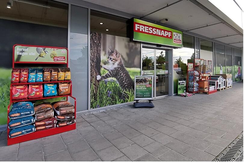 Der Fressnapf-Markt im Würmtalcenter/AEZ überzeugt durch ein besonders schönes Ambiente und eine große Auswahl hochwertiger Kauartikel und exklusiver Betten. Kostenlose Parkplätze direkt vor dem Eingang und engagierte Mitarbeiterinnen und Mitarbeiter machen den Einkauf angenehm. Ob für Katze, Hund, Nager oder Vogel, hier gibt’s alles, was Tiere lieben.