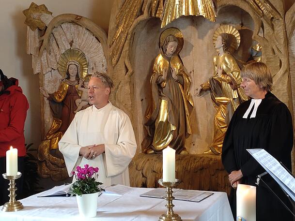 Pfarrerin Uli Wilhelm (re.) und Pastoralreferent Florian Hammerl bei der "Totenmesse" für den schmelzenden Schneeferner-Gletscher. Pfarrerin Uli Wilhelm (re.) und Pastoralreferent Florian Hammerl bei der "Totenmesse" für den schmelzenden Schneeferner-Gletscher.