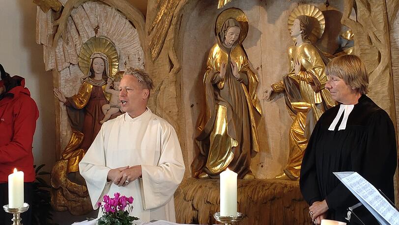 Pfarrerin Uli Wilhelm (re.) und Pastoralreferent Florian Hammerl bei der "Totenmesse" für den schmelzenden Schneeferner-Gletscher. Pfarrerin Uli Wilhelm (re.) und Pastoralreferent Florian Hammerl bei der "Totenmesse" für den schmelzenden Schneeferner-Gletscher.