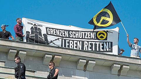 Aktivisten der "Identitären Bewegung" besetzen 2016 das Brandenburger Tor.