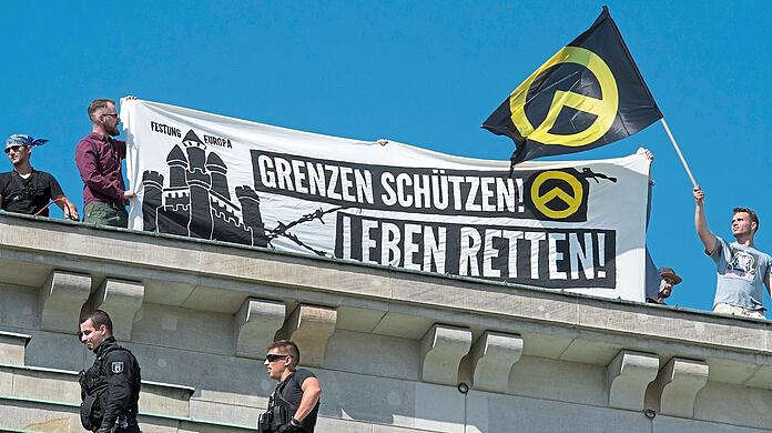 Aktivisten der "Identitären Bewegung" besetzen 2016 das Brandenburger Tor.