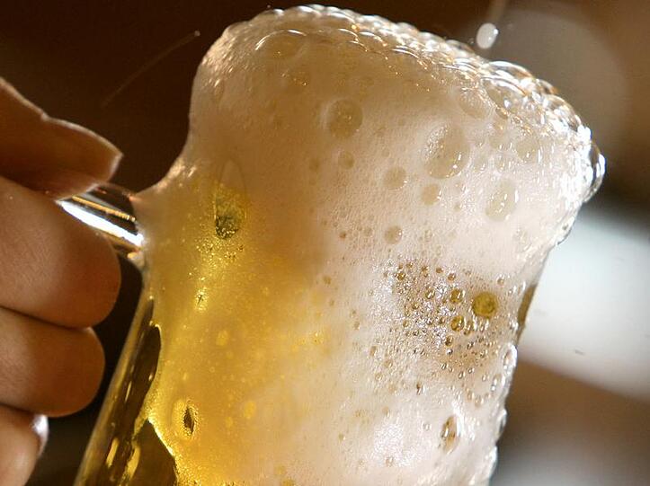 Ein Glas Bier wird in einem Dresdner Gasthaus gezapft (Archivfoto).