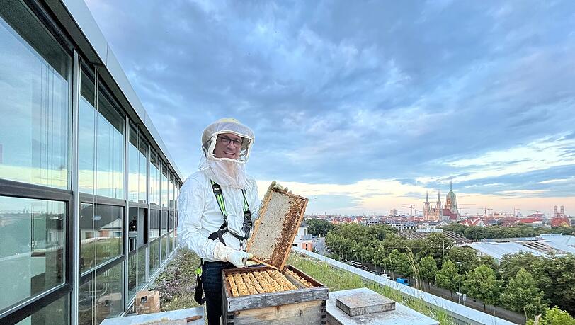 Dr. J&uuml;rgen Brandl ist ein erfahrener Imker. Er wei&szlig;, was die Bienen brauchen.