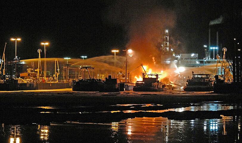 In Flammen: Der Tanker im Hafen der Erdöl-Raffinerie von BP in Lingen im Landkreis Emsland.