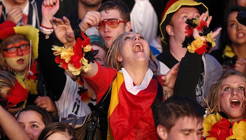Ausgelassene Stimmung beim Public Viewing in Berlin!