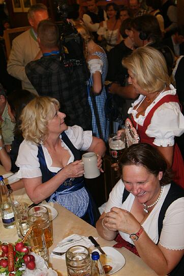 Die Schauspielerinnen Saskia Vester und Jutta Speidel mit Grünen-Politikerin Theresa Schopper.