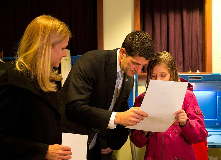 In Janesville (Wisconsin) gibt Paul Ryan, der republikanische Kandidat für die Vize-Präsidentschaft seine Stimme ab.