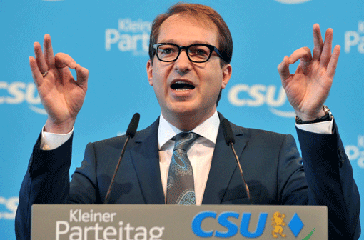 Der CSU-Generalsekretär Alexander Dobrindt spricht beim kleinen Parteitag der CSU am Samstag im Olympiapark.