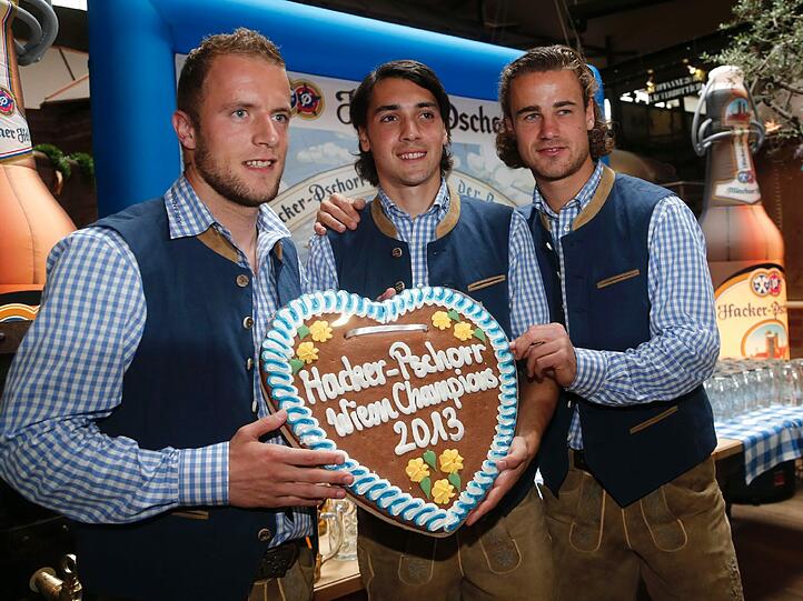 Die Pschorr Wiesn Champions: Der TSV 1860 und der EHC München haben sich in den Disziplinen Nageln, Anzapfen und Maßkrug-Stemmen gemessen. Die Bilder.