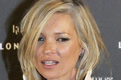 Kate Moss mit grauen Strähnchen in Paris