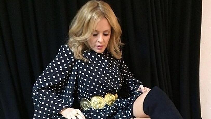 Kylie Minogue in einem gepunkteten Minikleid von Dolce & Gabbana Kylie Minogue in einem gepunkteten Minikleid von Dolce & Gabbana