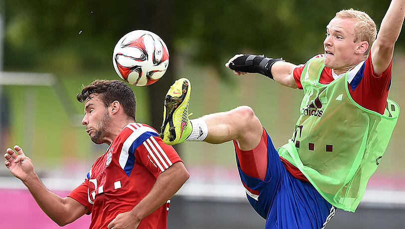 Die beiden Neuzugänge des FC Bayern München, Sebastian Rode und Juan Bernat trainieren auf dem Gelände ihres neuen Vereins in München. Die beiden Neuzugänge des FC Bayern München, Sebastian Rode und Juan Bernat trainieren auf dem Gelände ihres neuen Vereins in München.