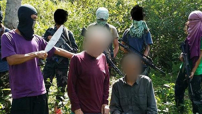 Immer wieder präsentierten die Islamisten ihre Geiseln vor der Kamera. Jetzt sollen sie frei sein. Immer wieder präsentierten die Islamisten ihre Geiseln vor der Kamera. Jetzt sollen sie frei sein.