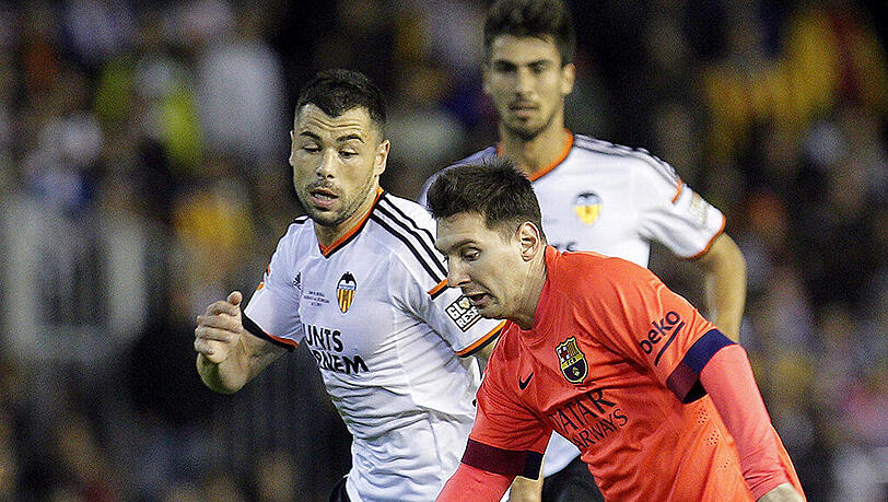 Das Tor schoss nicht er, sondern Dergio Busquets. Dennoch bekam Lionel Messi beim Jubel über den Siegtreffer eine Plastikflasche an den Kopf geworfen. Das Tor schoss nicht er, sondern Dergio Busquets. Dennoch bekam Lionel Messi beim Jubel über den Siegtreffer eine Plastikflasche an den Kopf geworfen.