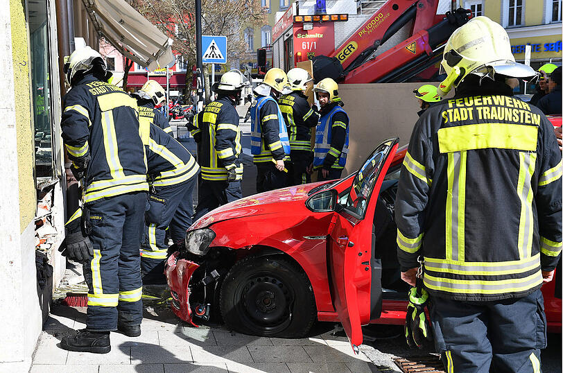 Schrecklicher Unfall in Traunstein: Ein Golf erfasst einen Kinderwagen. Das sechs Monate alte Kind wird verletzt.