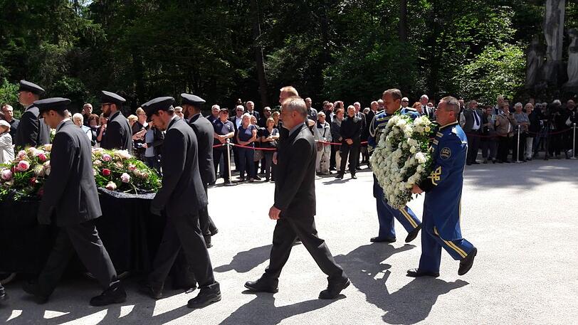 Der rosa-geschmückte Sarg von Christel Sembach-Koch wurde von vier Schimmeln zum Mausoleum der Familie gebracht.