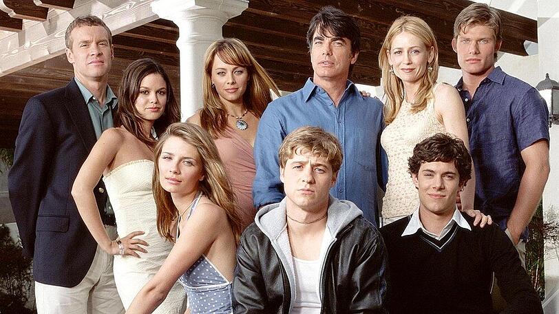 Tate Donovan, Rachel Bilson, Mischa Barton, Melinda Clarke, Benjamin McKenzie, Peter Gallagher, Kelly Rowan, Adam Brody und Chris Carmack (v.l.n.r.)