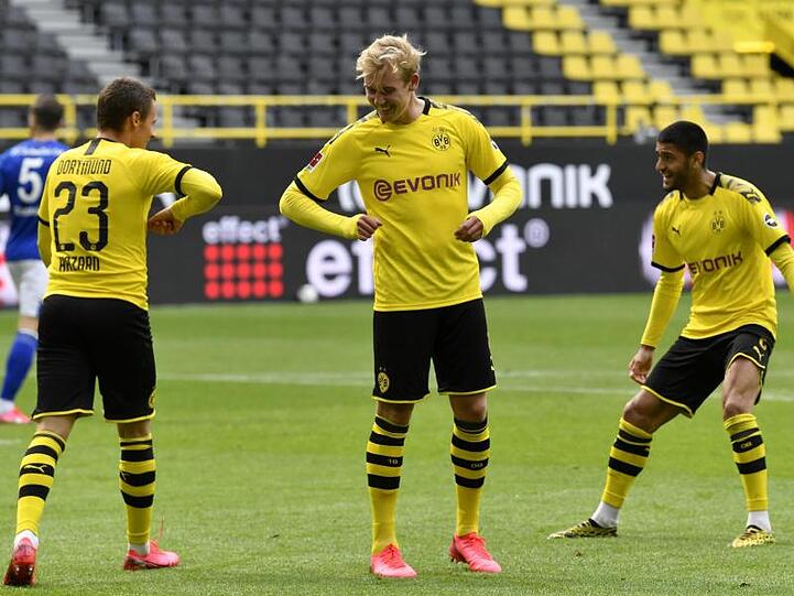 Die Dortmunder um Julian Brandt (M.) starteten nach der Corona-Pause mit einem Derbysieg.