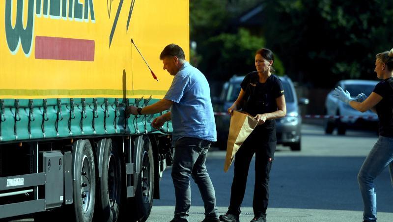 Polizisten untersuchen an einem Tatort einen LKW, in dessen Plane ein Pfeil steckt. Foto: Marcus Merk Polizisten untersuchen an einem Tatort einen LKW, in dessen Plane ein Pfeil steckt. Foto: Marcus Merk