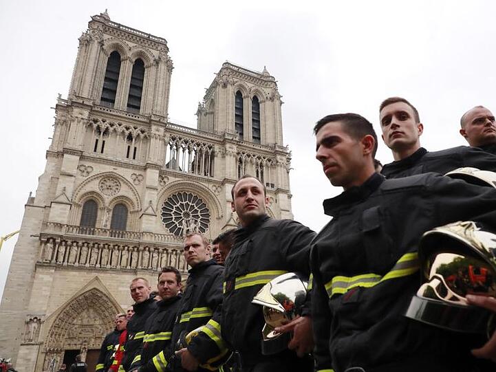 Feuerwehrleute vor Notre-Dame: Dank beherzter Helfer konnten Schätze unermesslichen Wertes in Sicherheit gebracht werden.