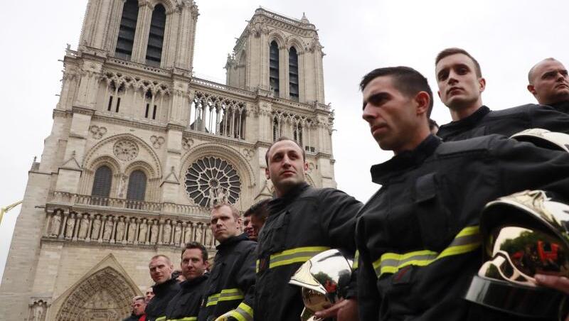 Feuerwehrleute vor Notre-Dame: Dank beherzter Helfer konnten Schätze unermesslichen Wertes in Sicherheit gebracht werden. Feuerwehrleute vor Notre-Dame: Dank beherzter Helfer konnten Schätze unermesslichen Wertes in Sicherheit gebracht werden.