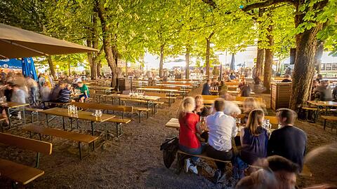 Am Mittwoch bleiben viele Menschen lange im Biergarten, das Wetter hat gepasst. Bei Regen sieht das freilich ganz anders aus.