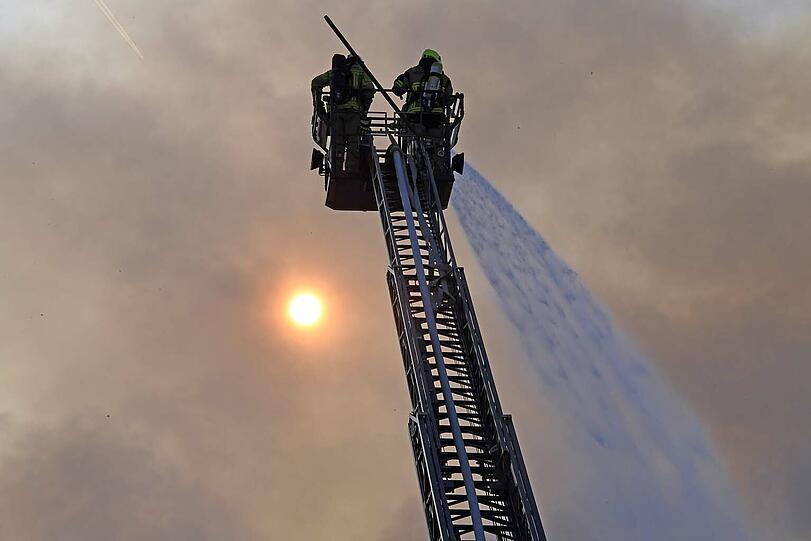 Die Feuerwehr konnte ein Abbrennen des Supermarktes nicht verhindern. Die Bilder vom Einsatzort.