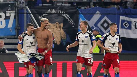 Hamburgs Robert Glatzel (2.vl) bejubelt sein Tor zum 4:3.