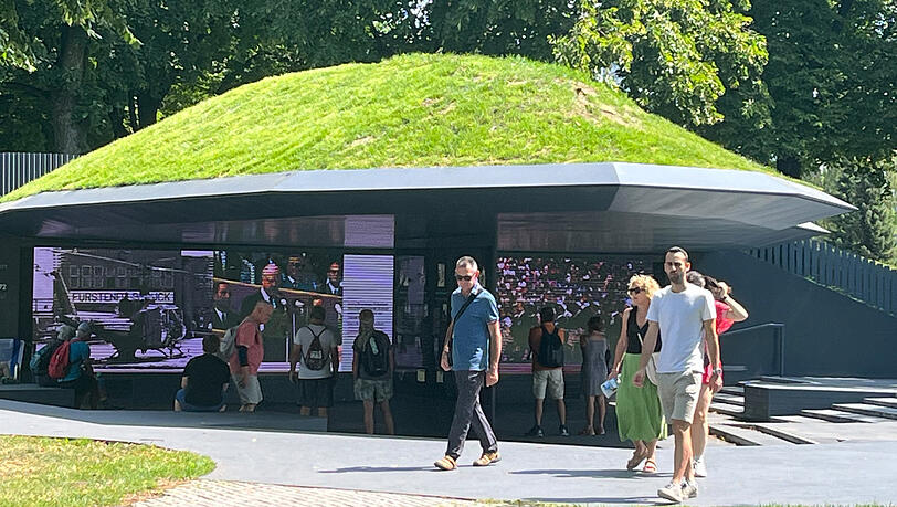 Der Erinnerungsort fügt sich in die Umgebung ein.