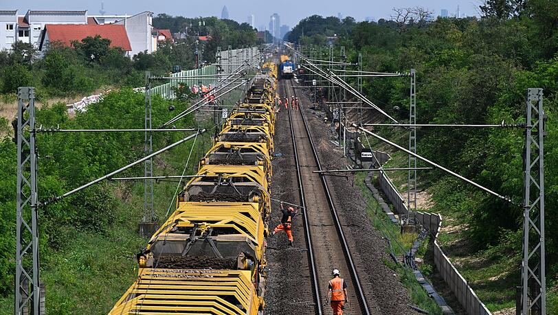 Die Generalsaneriung wichtiger Korridore startete im vergangenen Jahr auf der Riedbahn zwischen Frankfurt und Mannheim. (Archivbild)