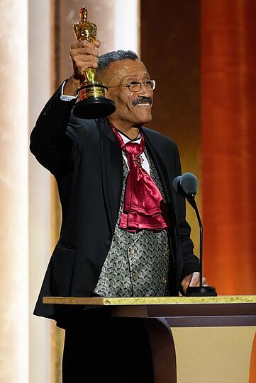 Der langjährige Szenenbildner Wynn Thomas freut sich über den Ehren-Oscar. Der langjährige Szenenbildner Wynn Thomas freut sich über den Ehren-Oscar.