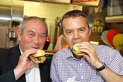 Bissen herzhaft zu: Die Wirte Werner Behringer (l. "Bratwursthäusle") und Gregor Lemke ("Bratwurst-Röslein").