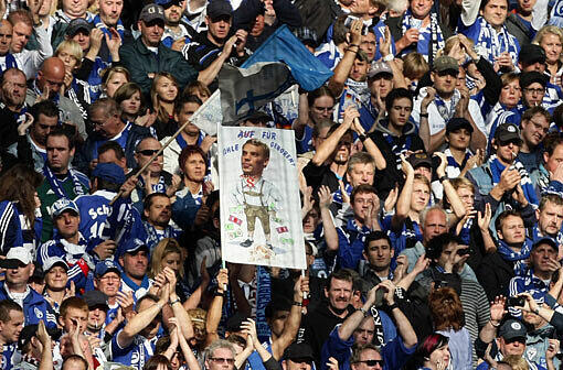 Anti-Neuer-Plakate und Schmährufe auf Schalke gegen Manuel Neuer.