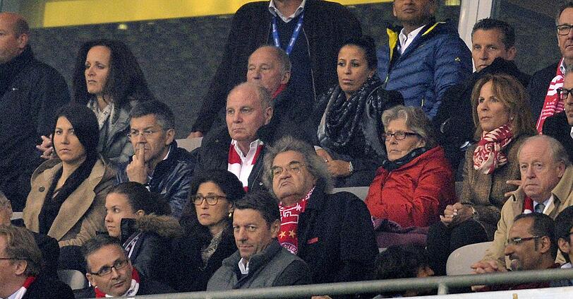 Uli Hoeneß verfolgt das Champions-League-Spiel gegen Manchester United - diesmal ist sogar seine Frau Susanne mit dabei.