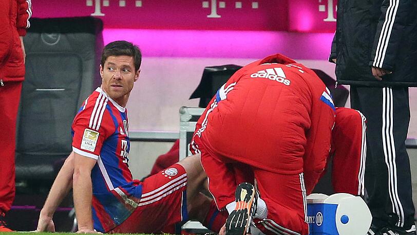 Verletzte sich beim Anschwitzen: Bayerns Xabi Alonso. Verletzte sich beim Anschwitzen: Bayerns Xabi Alonso.