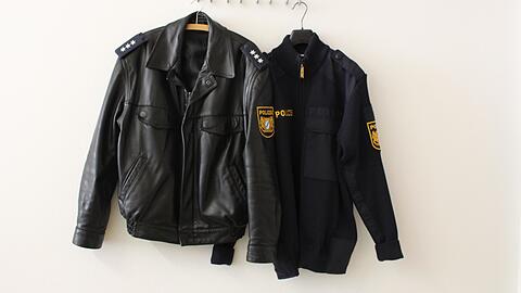 Rechts eine der neuen Polizeijacken, links die alte bewährte Lederjacke, die weiter verwendet wird, solange die Aufnäher angepasst werden.