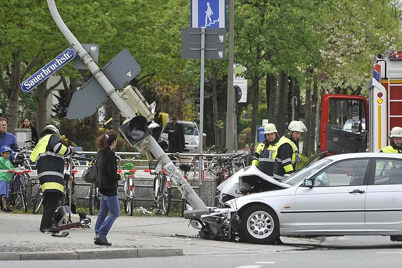 Im Kreuzungsbereich Würmtal-/Sauerbruchstraße hat ein BMW-Fahrer einen Ampelmasten umgefahren.